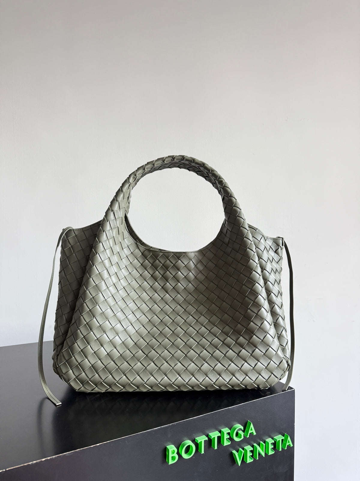 Bottega Veneta 844250 Black Designer Handbag Edition 2 - detail image 3