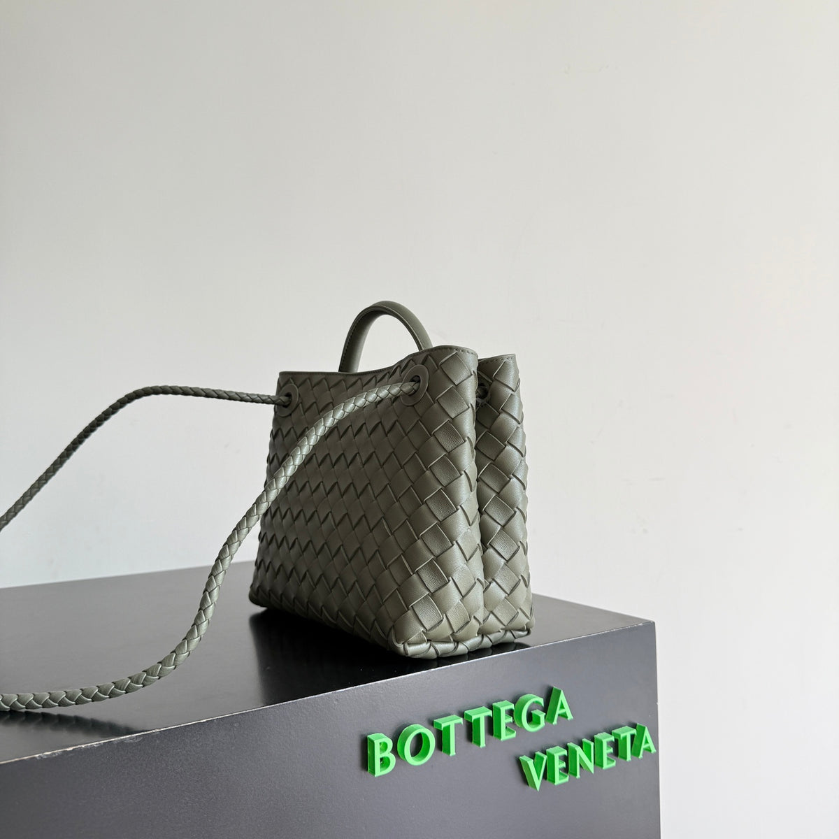 Bottega Veneta 743568 Black Designer Handbag Edition 2 - detail image 3