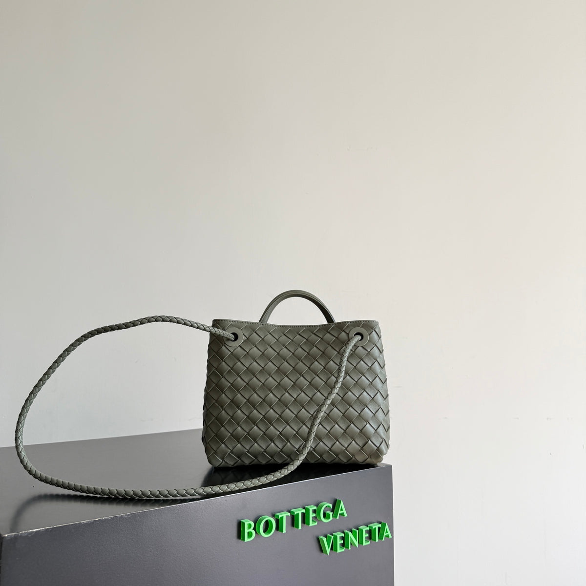 Bottega Veneta 743568 Black Designer Handbag Edition 2 - detail image 4