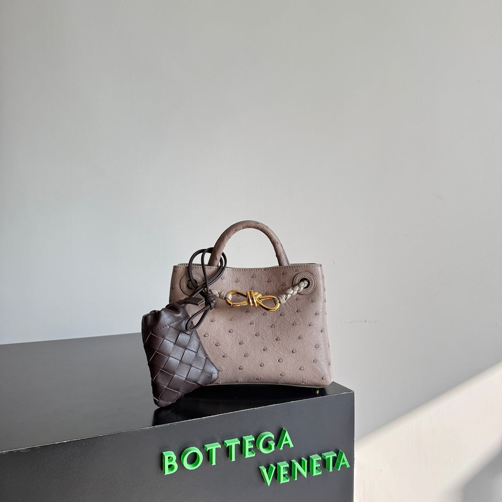Bottega Veneta Black Designer Handbag Edition 260 - detail image 2
