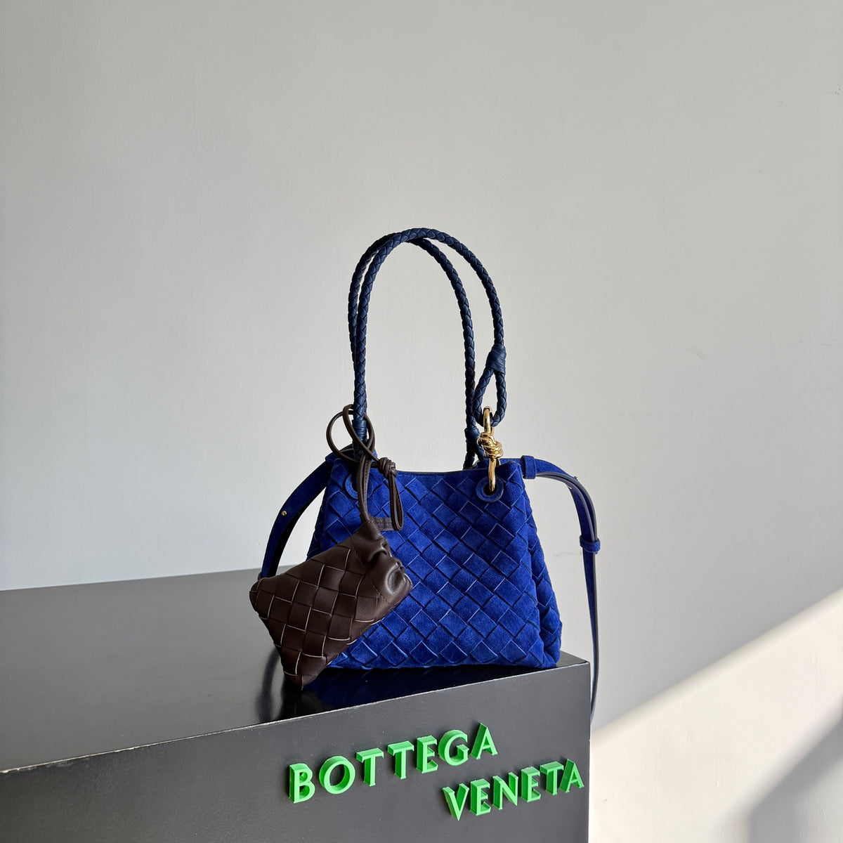 Bottega Veneta Black Designer Handbag Edition 260 - detail image 3
