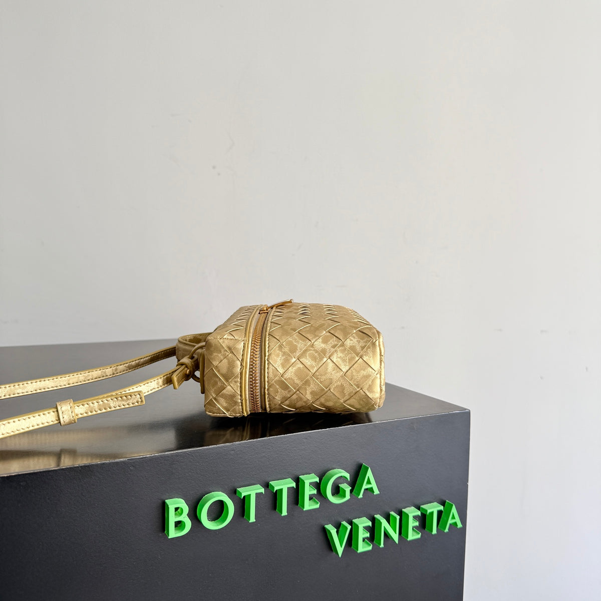 Bottega Veneta 789109 Gold & Rose Gold Designer Handbag - detail image 4