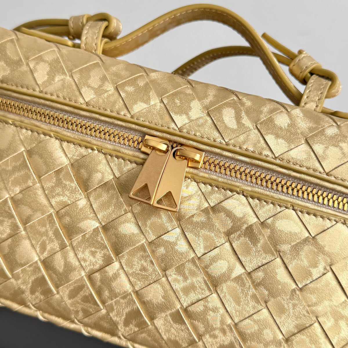 Bottega Veneta 789109 Gold & Rose Gold Designer Handbag - detail image 2