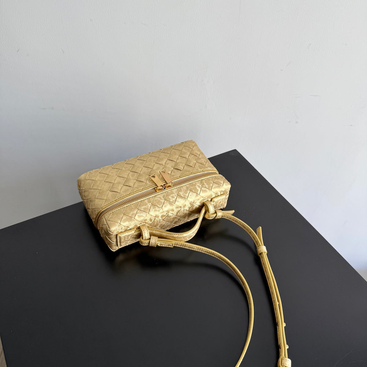 Bottega Veneta 789109 Gold & Rose Gold Designer Handbag - detail image 6