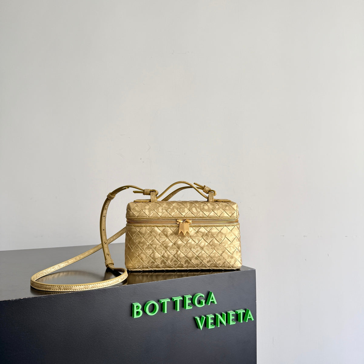 Bottega Veneta 789109 Gold & Rose Gold Designer Handbag