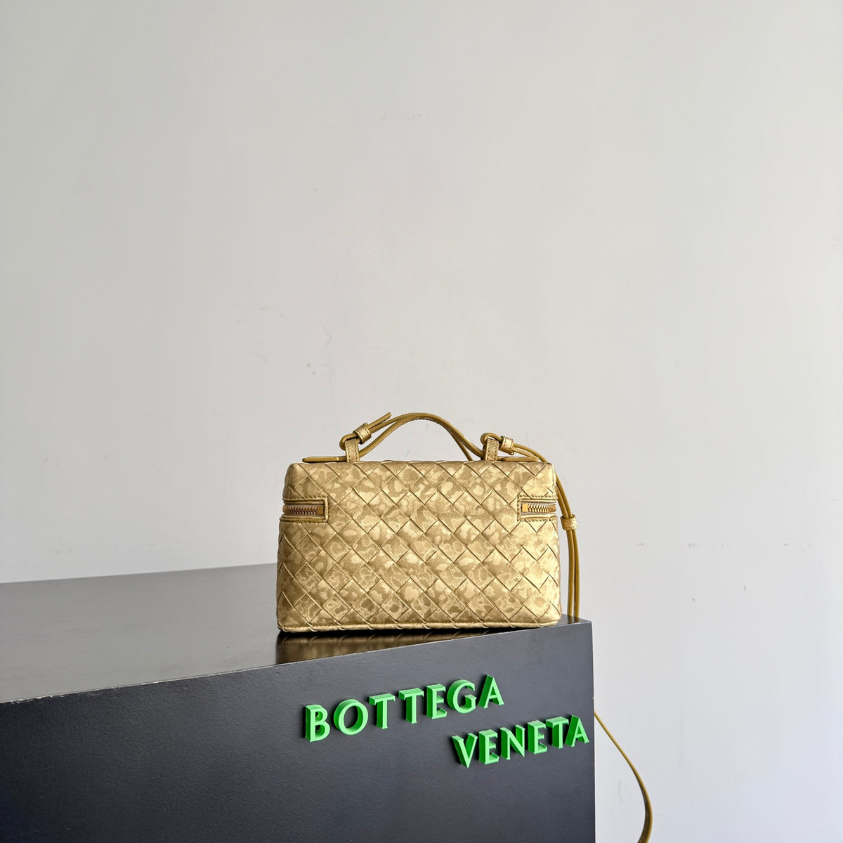 Bottega Veneta 789109 Gold & Rose Gold Designer Handbag - detail image 5