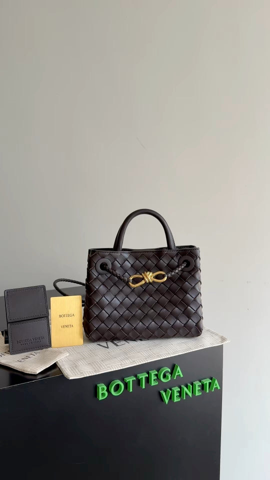 Bottega Veneta Black Designer Wallet Edition 24