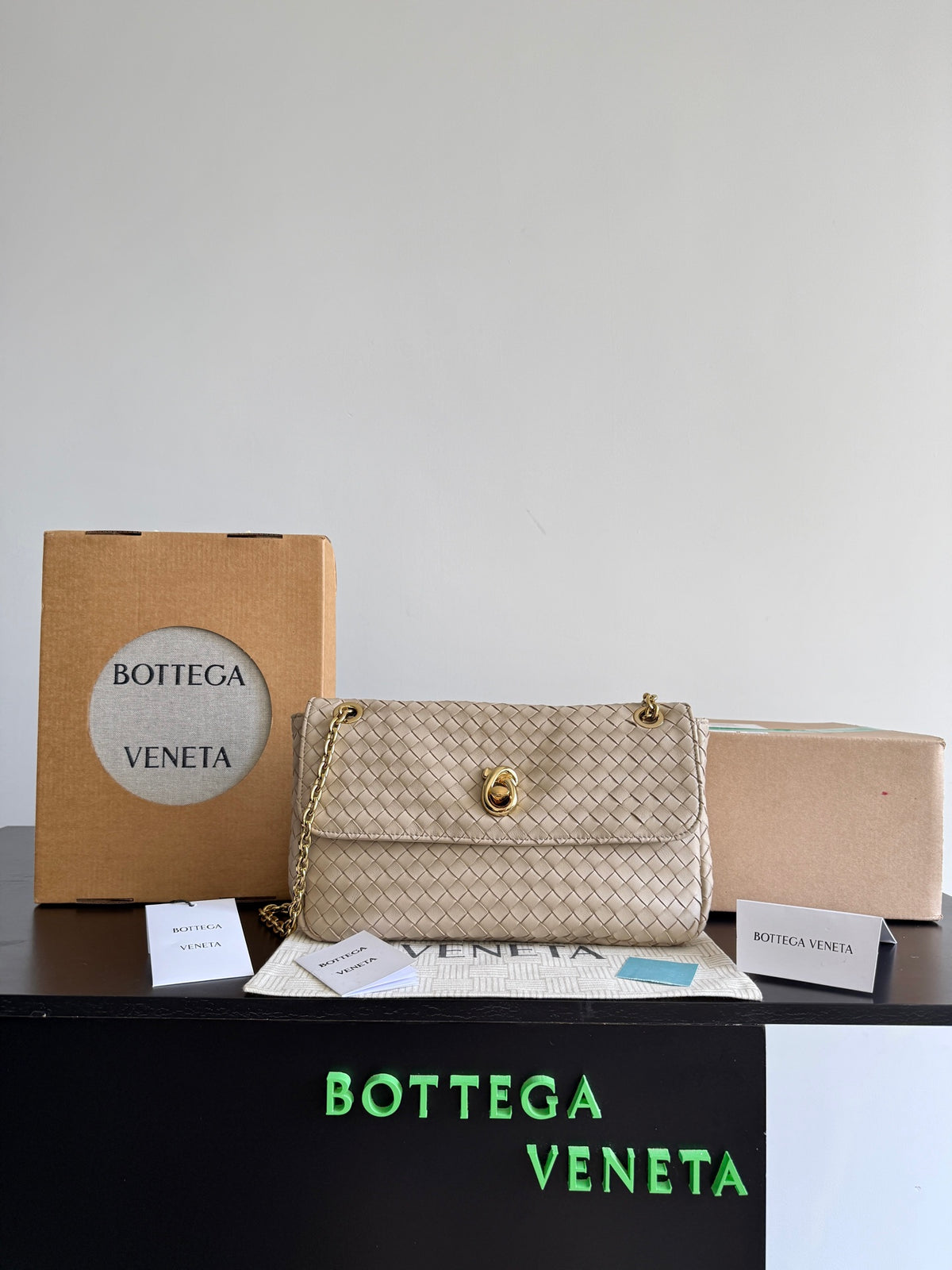 Bottega Veneta Black Designer Handbag Edition 44
