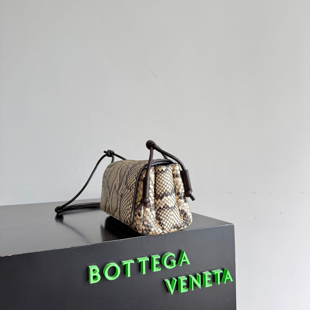 Bottega Veneta 843893 Black Clutch Bag Edition 2 - detail image 2