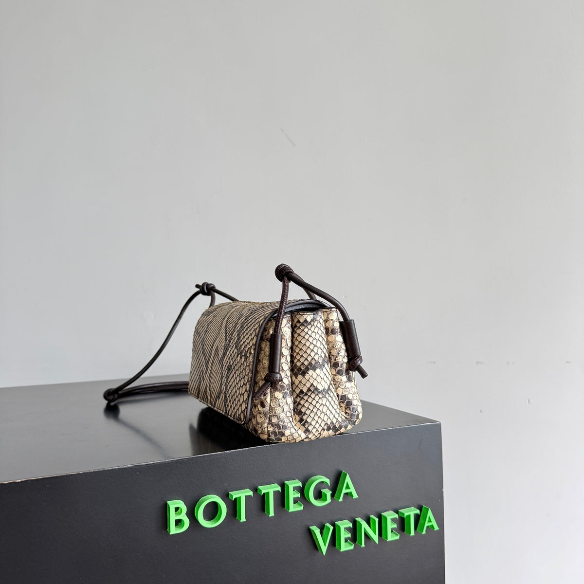 Bottega Veneta 843893 Black Clutch Bag Edition 2 - detail image 2