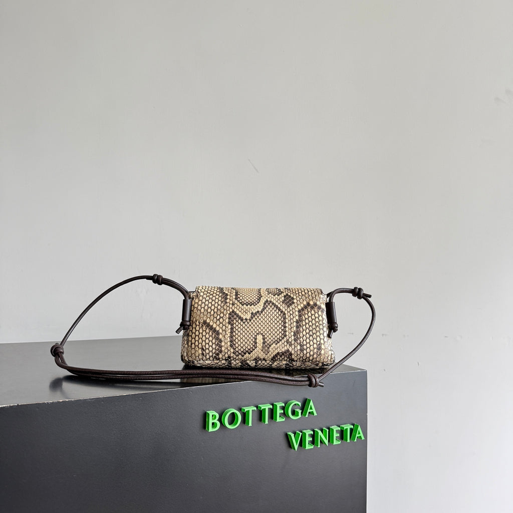 Bottega Veneta 843893 Black Clutch Bag Edition 2 - detail image 3
