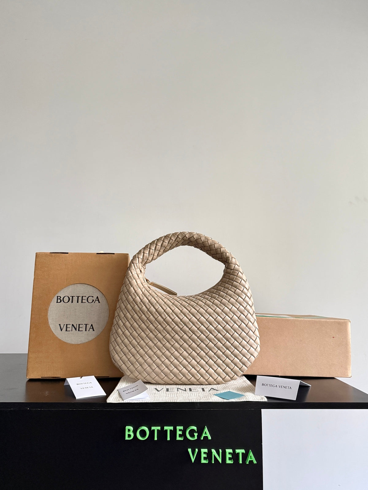 Bottega Veneta Black Designer Handbag Edition 64