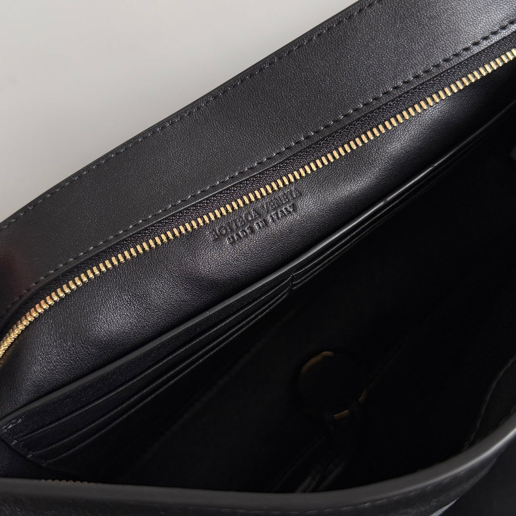 Bottega Veneta 876344 Black Pouch Bag - detail image 8