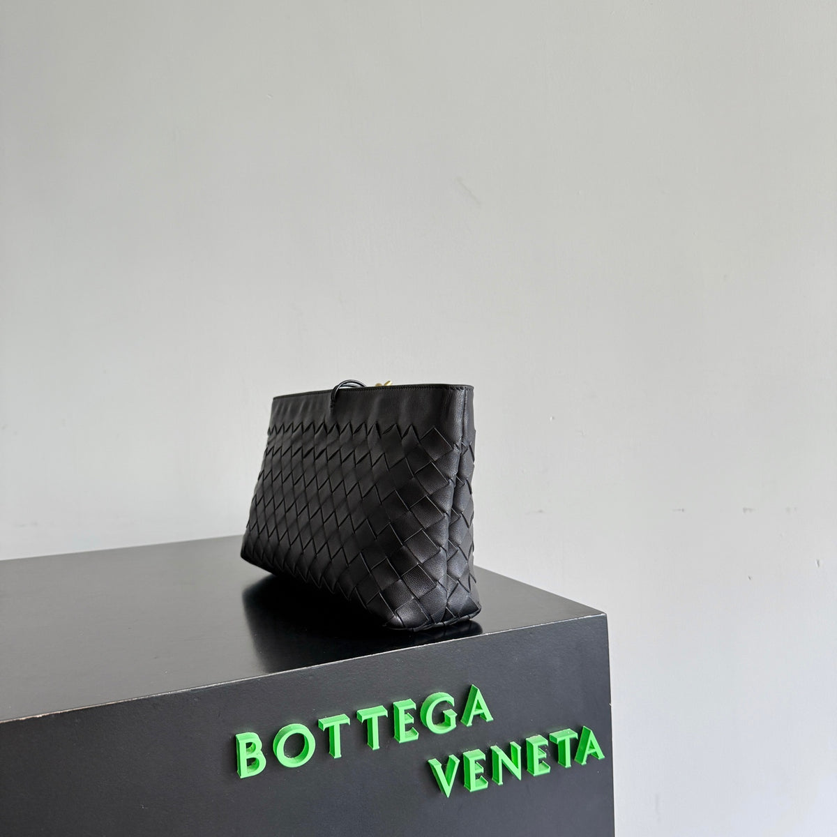 Bottega Veneta 876344 Black Pouch Bag - detail image 2