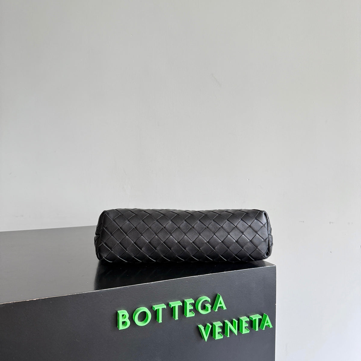 Bottega Veneta 876344 Black Pouch Bag - detail image 3