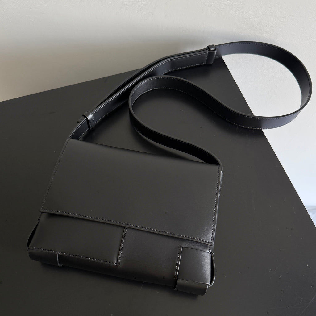 Bottega Veneta 867404 Black Designer Handbag Edition 3 - detail image 3