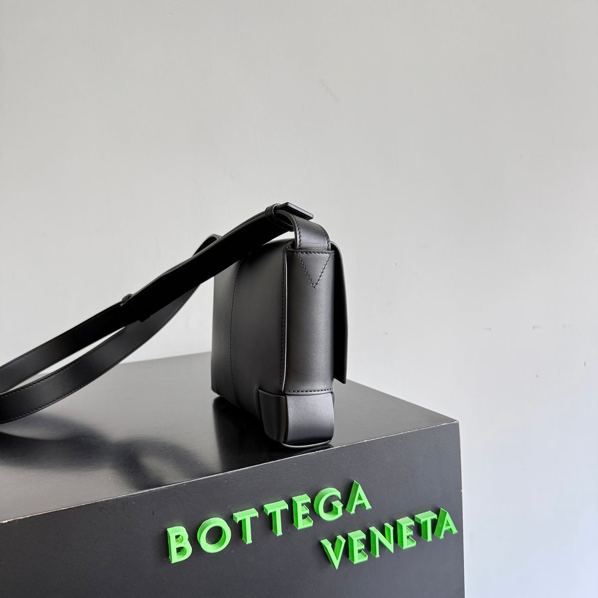 Bottega Veneta 867404 Black Designer Handbag Edition 3 - detail image 2
