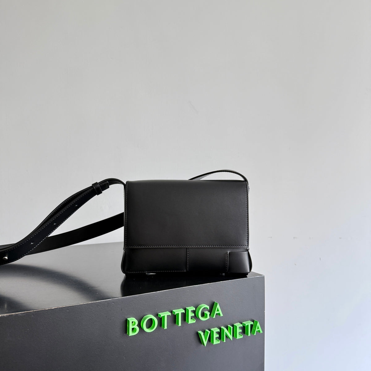 Bottega Veneta 867404 Black Designer Handbag Edition 3