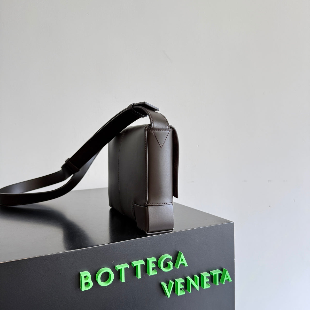 Bottega Veneta 867404 Black Designer Handbag Edition 2 - detail image 2