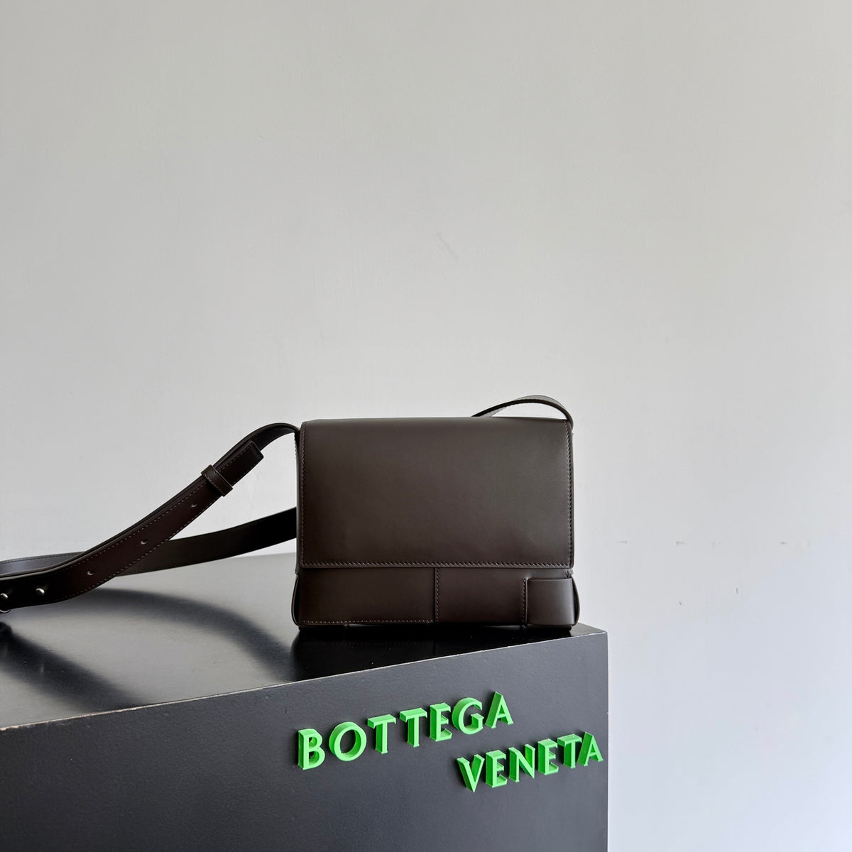 Bottega Veneta 867404 Black Designer Handbag Edition 2