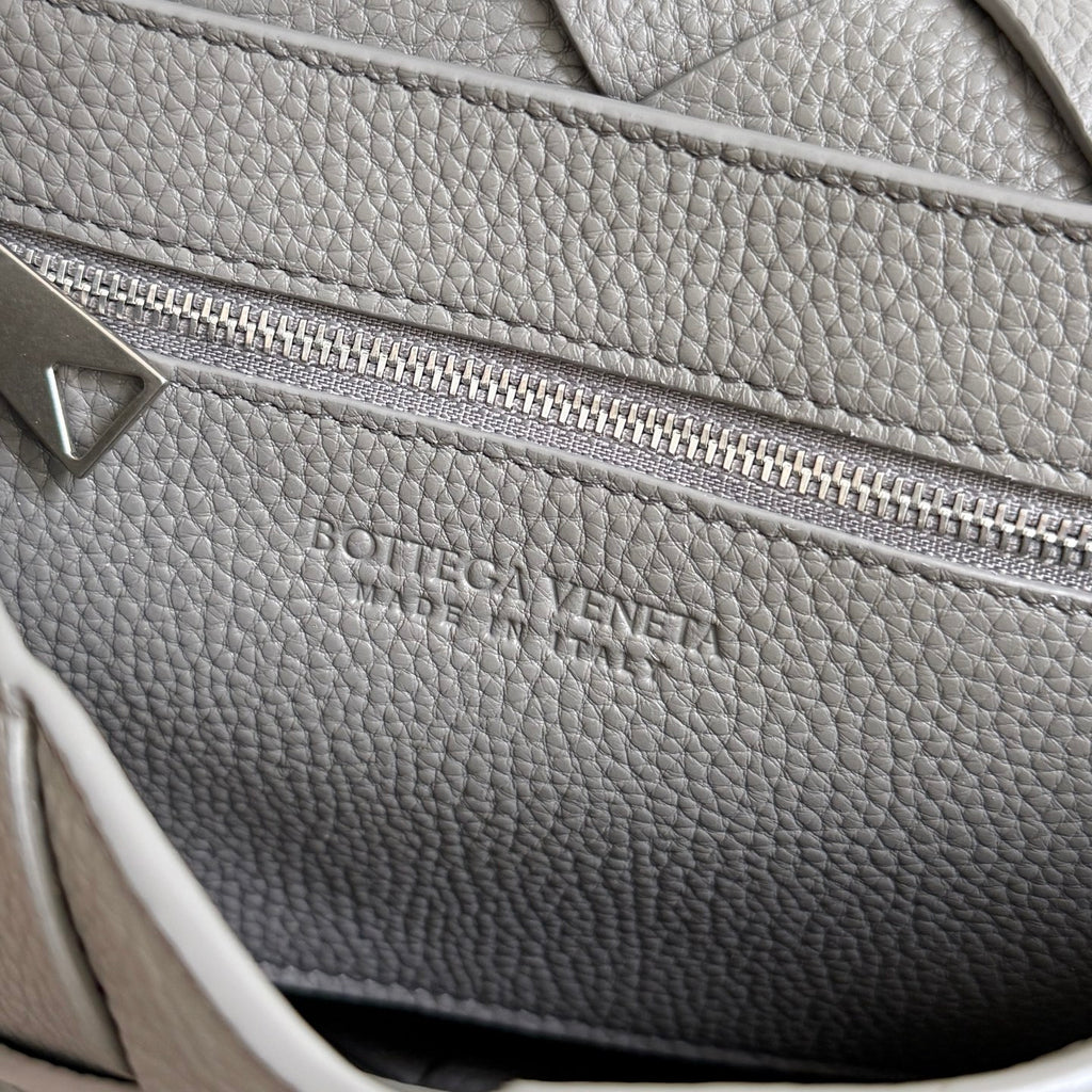 Bottega Veneta 795637 Black Designer Handbag Edition 2 - detail image 8