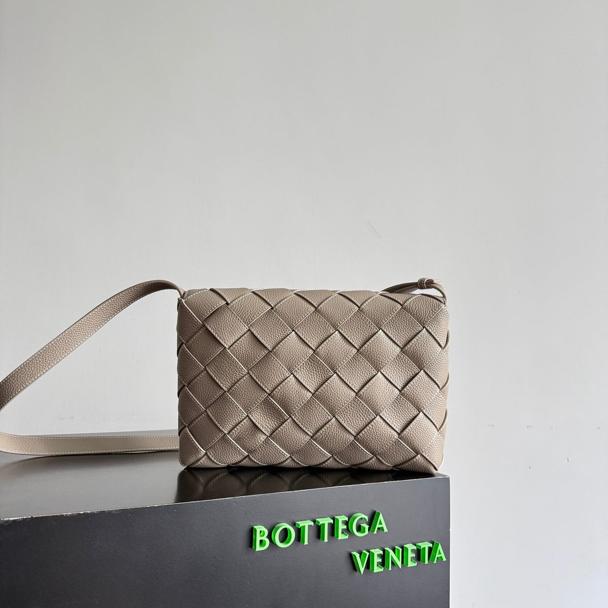Bottega Veneta 815796 Gray Designer Handbag - detail image 2