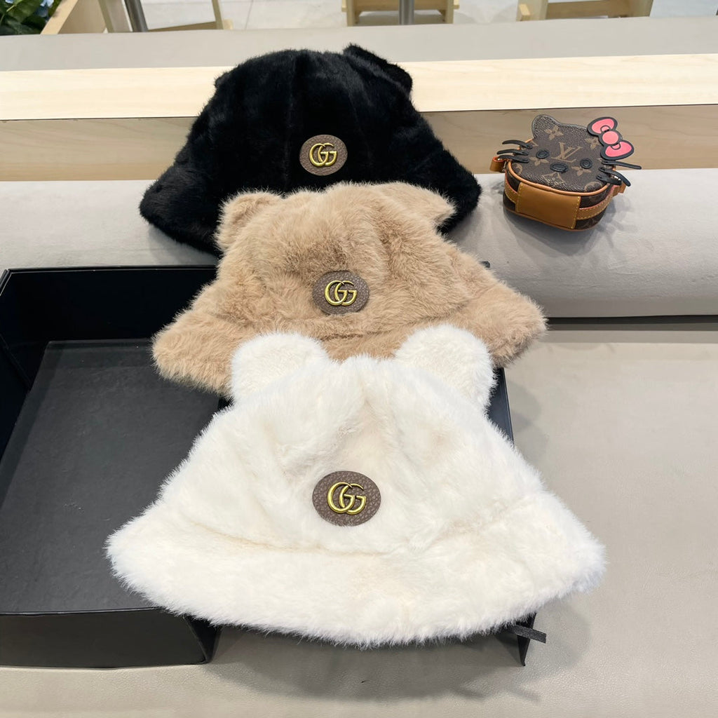 GUCCI BUCKET HAT IN WHITE FLEECE 397932
