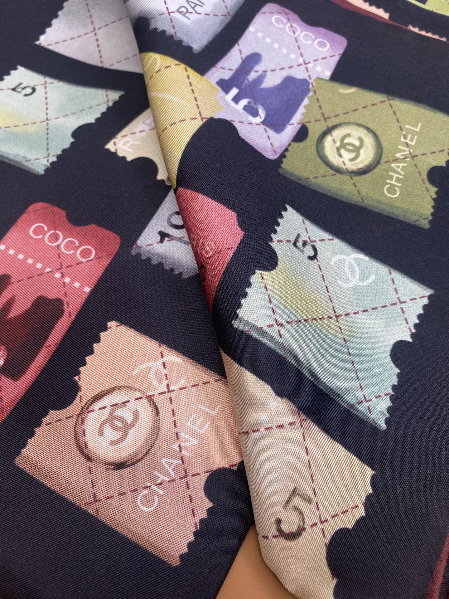 CHANEL 25S SCARF 90 IN SILK 703703