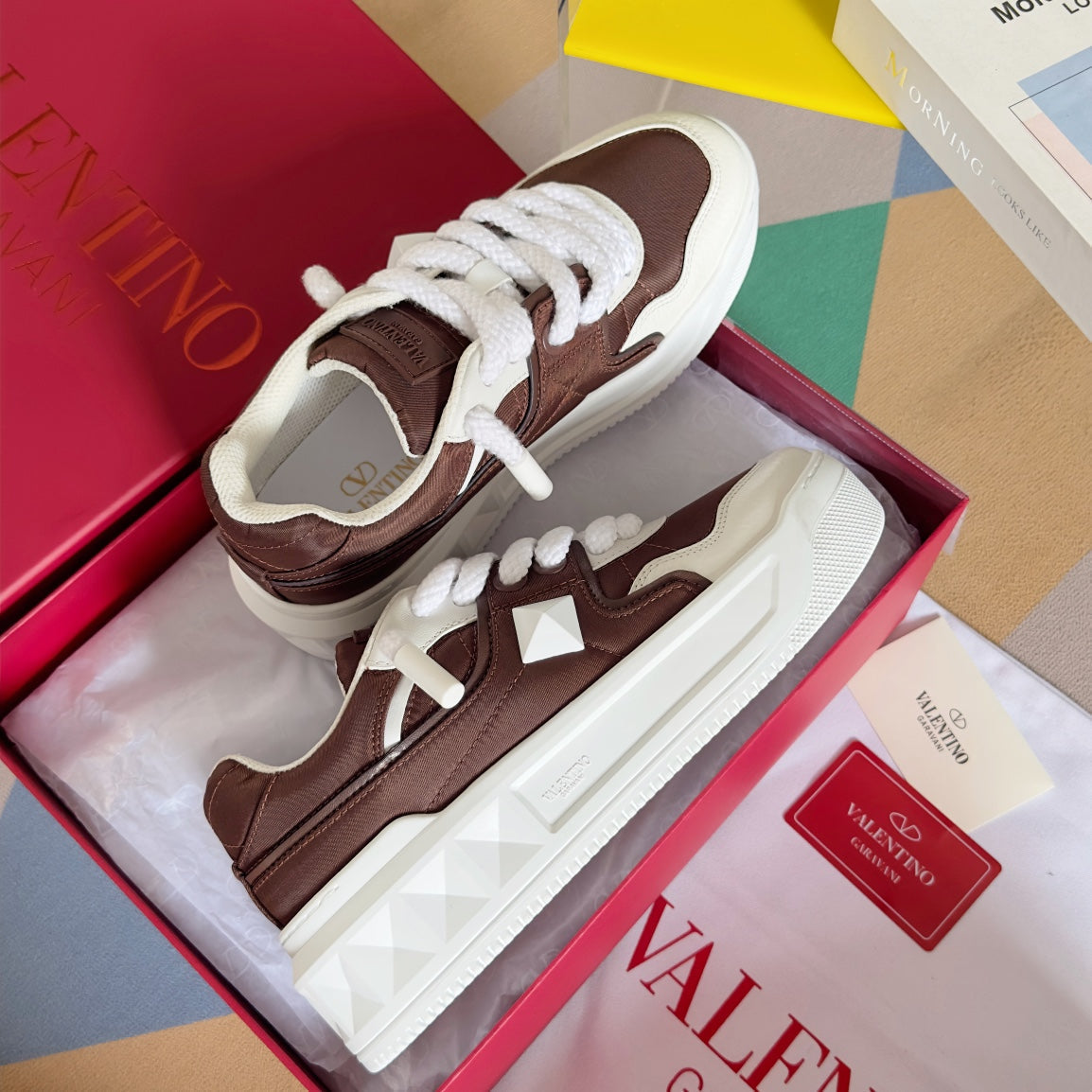 VALENTINO LOW-TOP LOW-TOP SNEAKER IN WHITE NAPPA LEATHER AND CHOCOLATE BROWN TOILE ICONOGRAPHE FABRIC