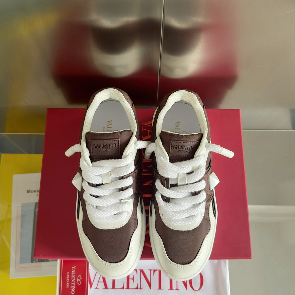 VALENTINO LOW-TOP LOW-TOP SNEAKER IN WHITE NAPPA LEATHER AND CHOCOLATE BROWN TOILE ICONOGRAPHE FABRIC