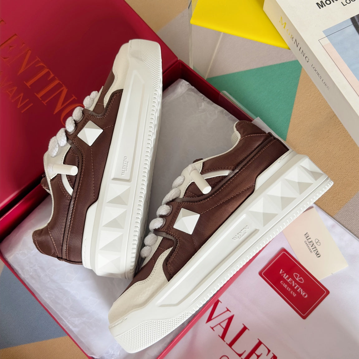 VALENTINO LOW-TOP LOW-TOP SNEAKER IN WHITE NAPPA LEATHER AND CHOCOLATE BROWN TOILE ICONOGRAPHE FABRIC