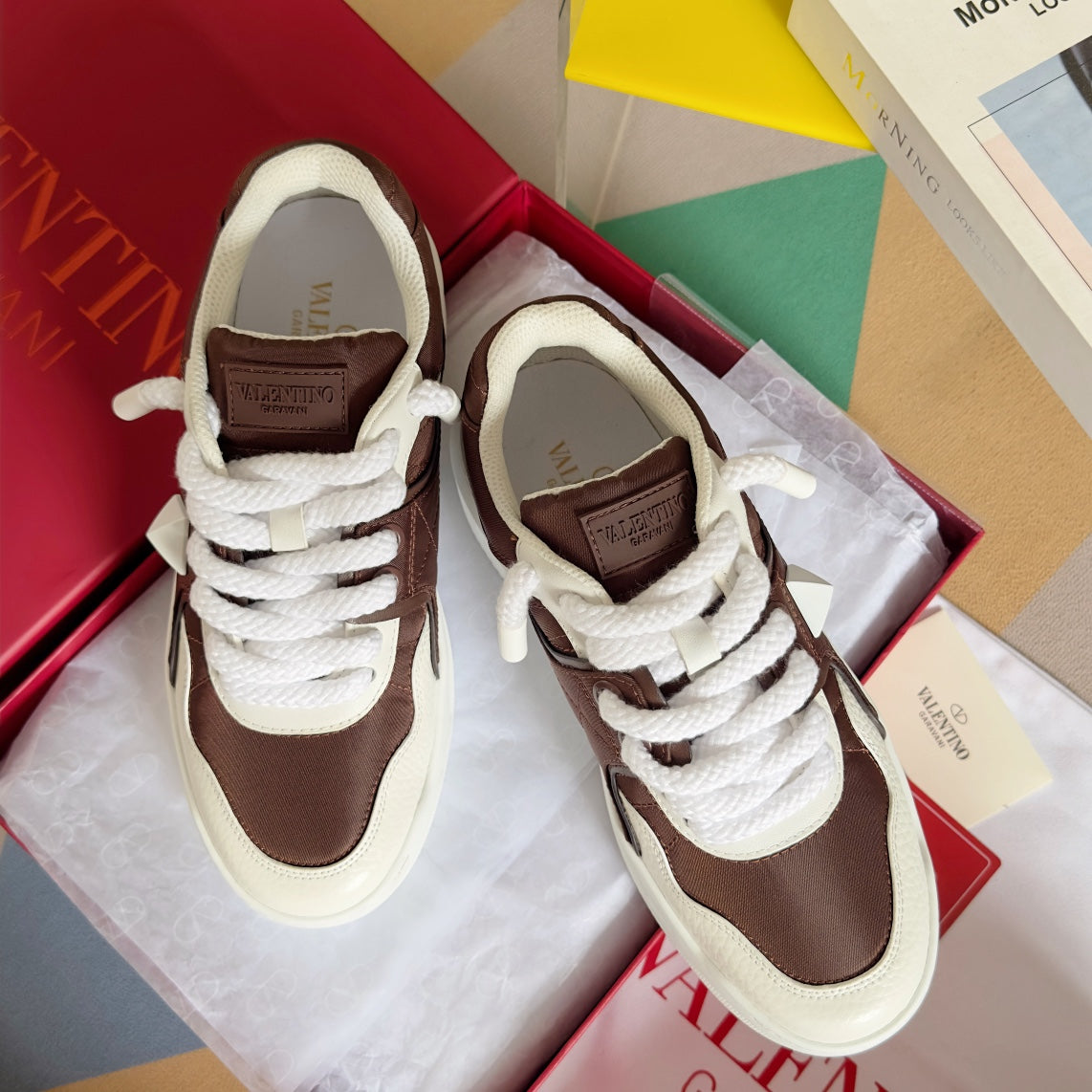 VALENTINO LOW-TOP LOW-TOP SNEAKER IN WHITE NAPPA LEATHER AND CHOCOLATE BROWN TOILE ICONOGRAPHE FABRIC