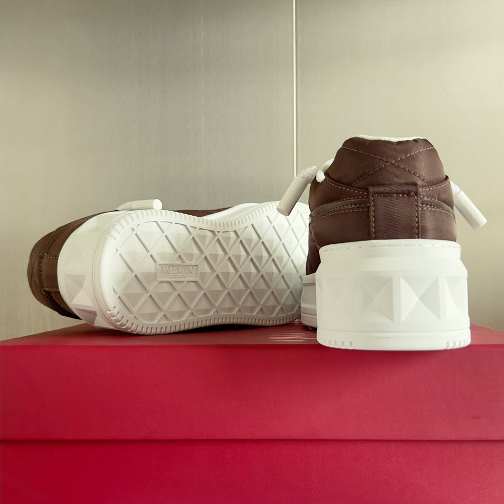 VALENTINO LOW-TOP LOW-TOP SNEAKER IN WHITE NAPPA LEATHER AND CHOCOLATE BROWN TOILE ICONOGRAPHE FABRIC