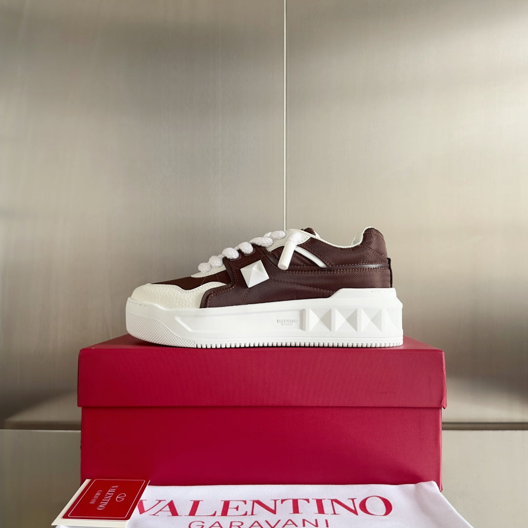 VALENTINO LOW-TOP LOW-TOP SNEAKER IN WHITE NAPPA LEATHER AND CHOCOLATE BROWN TOILE ICONOGRAPHE FABRIC