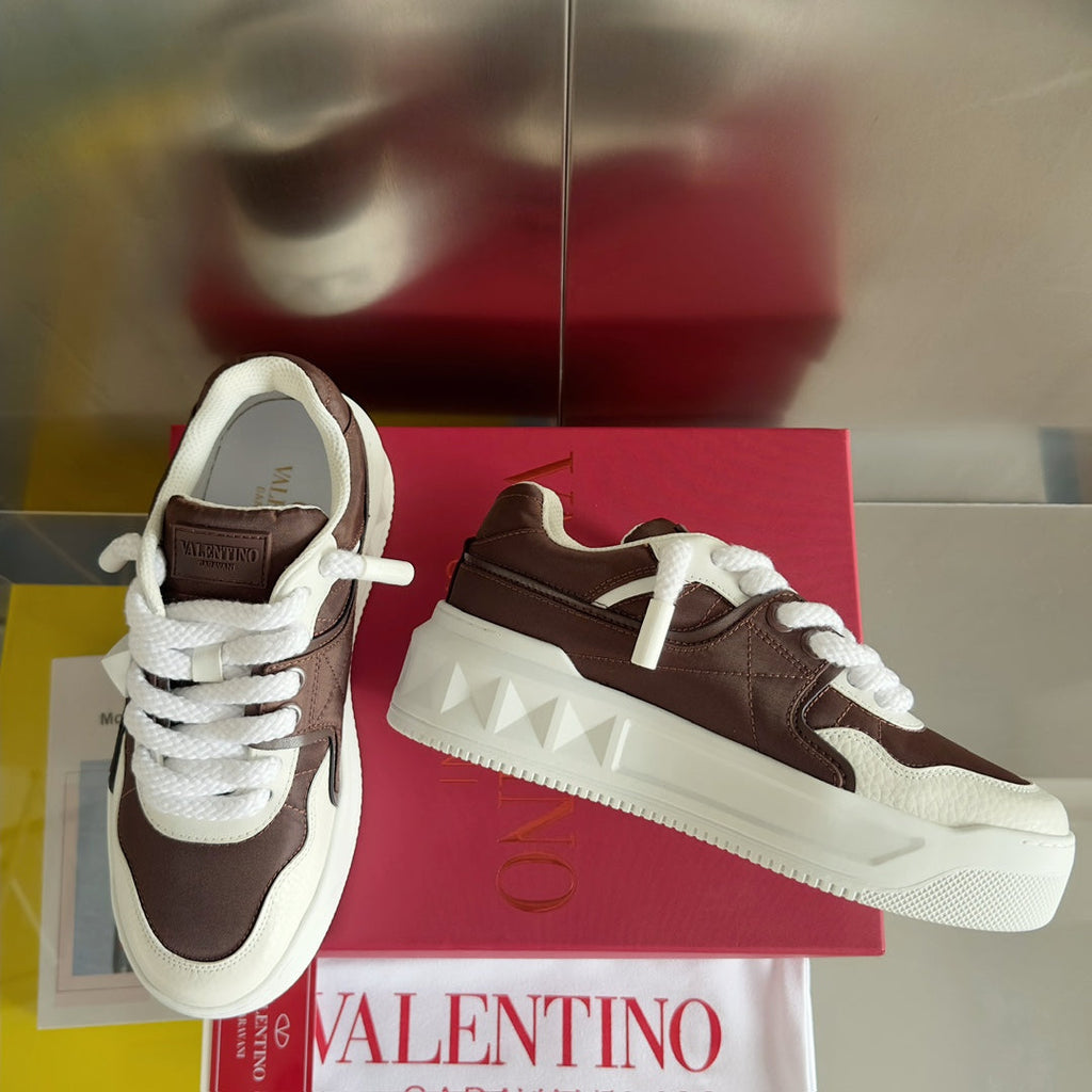 VALENTINO LOW-TOP LOW-TOP SNEAKER IN WHITE NAPPA LEATHER AND CHOCOLATE BROWN TOILE ICONOGRAPHE FABRIC