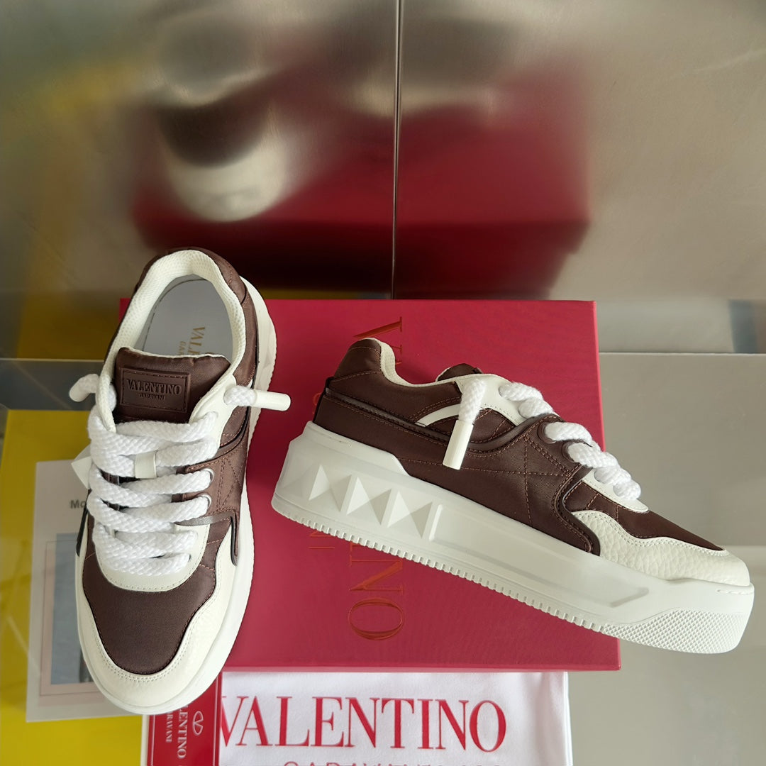 VALENTINO LOW-TOP LOW-TOP SNEAKER IN WHITE NAPPA LEATHER AND CHOCOLATE BROWN TOILE ICONOGRAPHE FABRIC