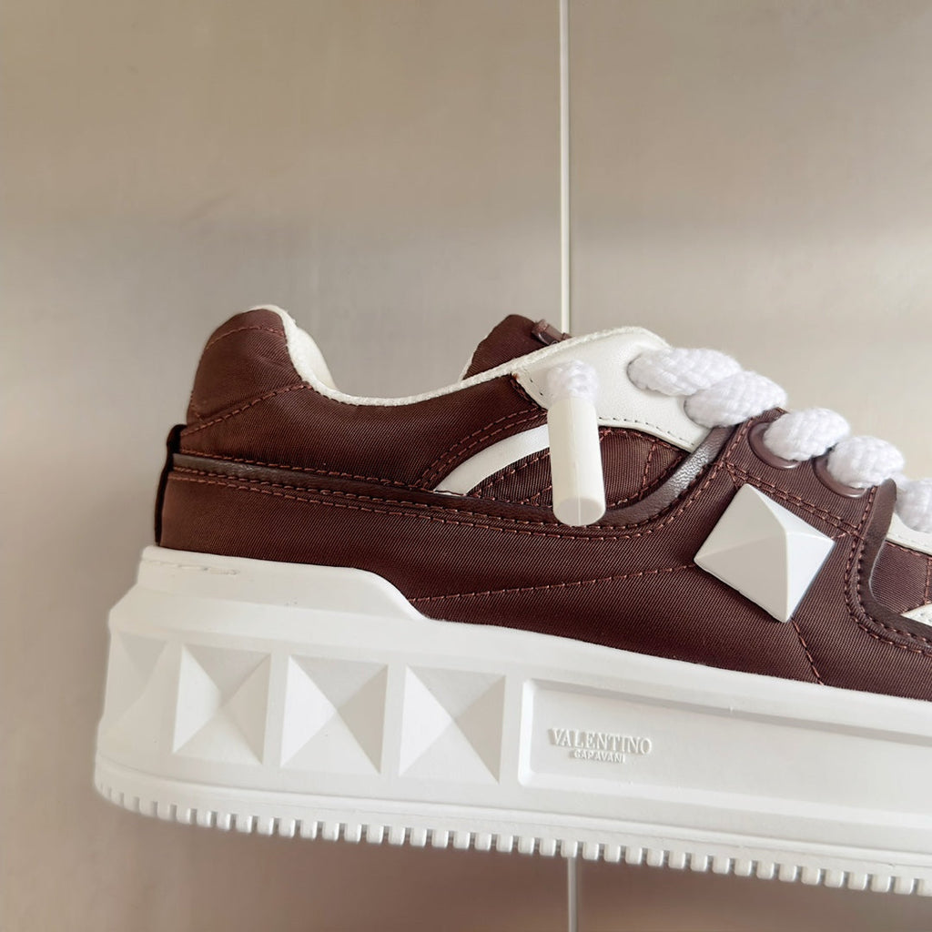VALENTINO LOW-TOP LOW-TOP SNEAKER IN WHITE NAPPA LEATHER AND CHOCOLATE BROWN TOILE ICONOGRAPHE FABRIC