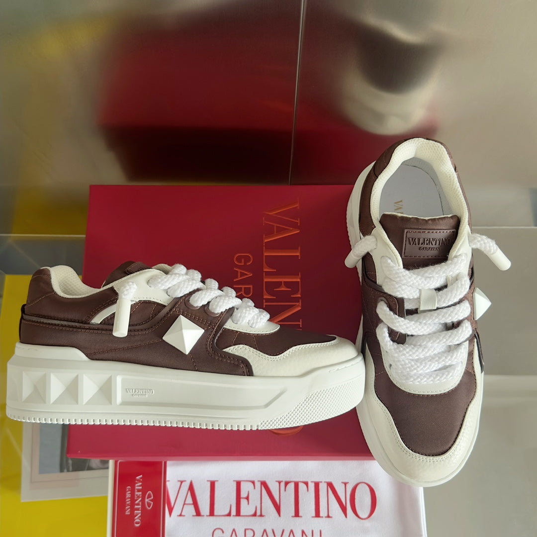VALENTINO LOW-TOP LOW-TOP SNEAKER IN WHITE NAPPA LEATHER AND CHOCOLATE BROWN TOILE ICONOGRAPHE FABRIC