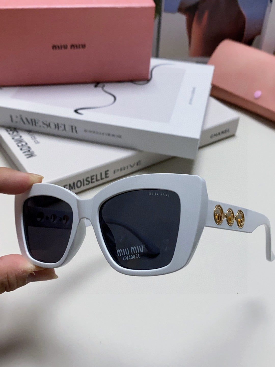LOGO CAT EYE SUNGLASSES 513004 IN WHITE ACETATE