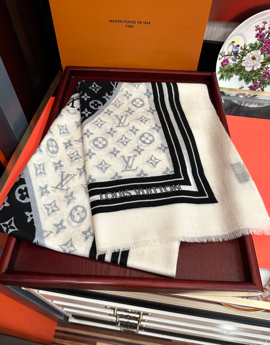 LOUIS VUITTON SCARF 200 CM IN BLACK MIX WHITE CASHMERE 400032
