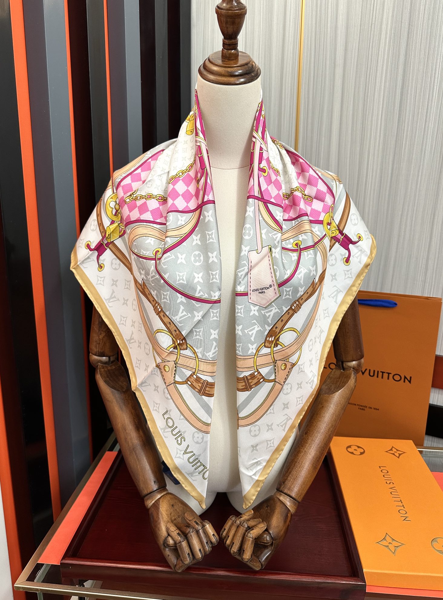 LOUIS VUITTON LV SCARF 90 CM IN SILK 729072