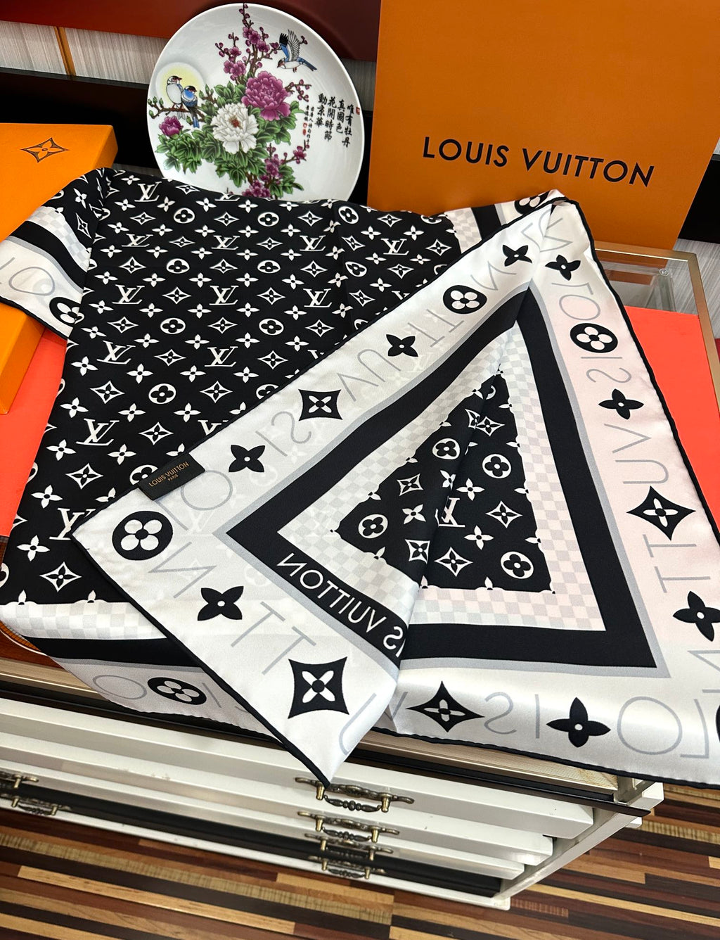 LOUIS VUITTON LV SCARF 90 CM IN SILK 732040