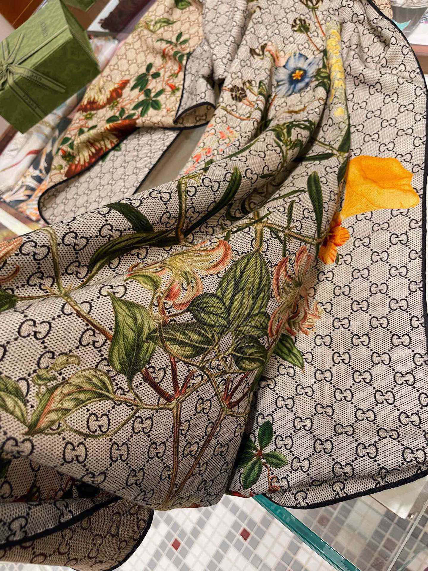 GUCCI 25S SCARF 180 IN CASHMERE 738505