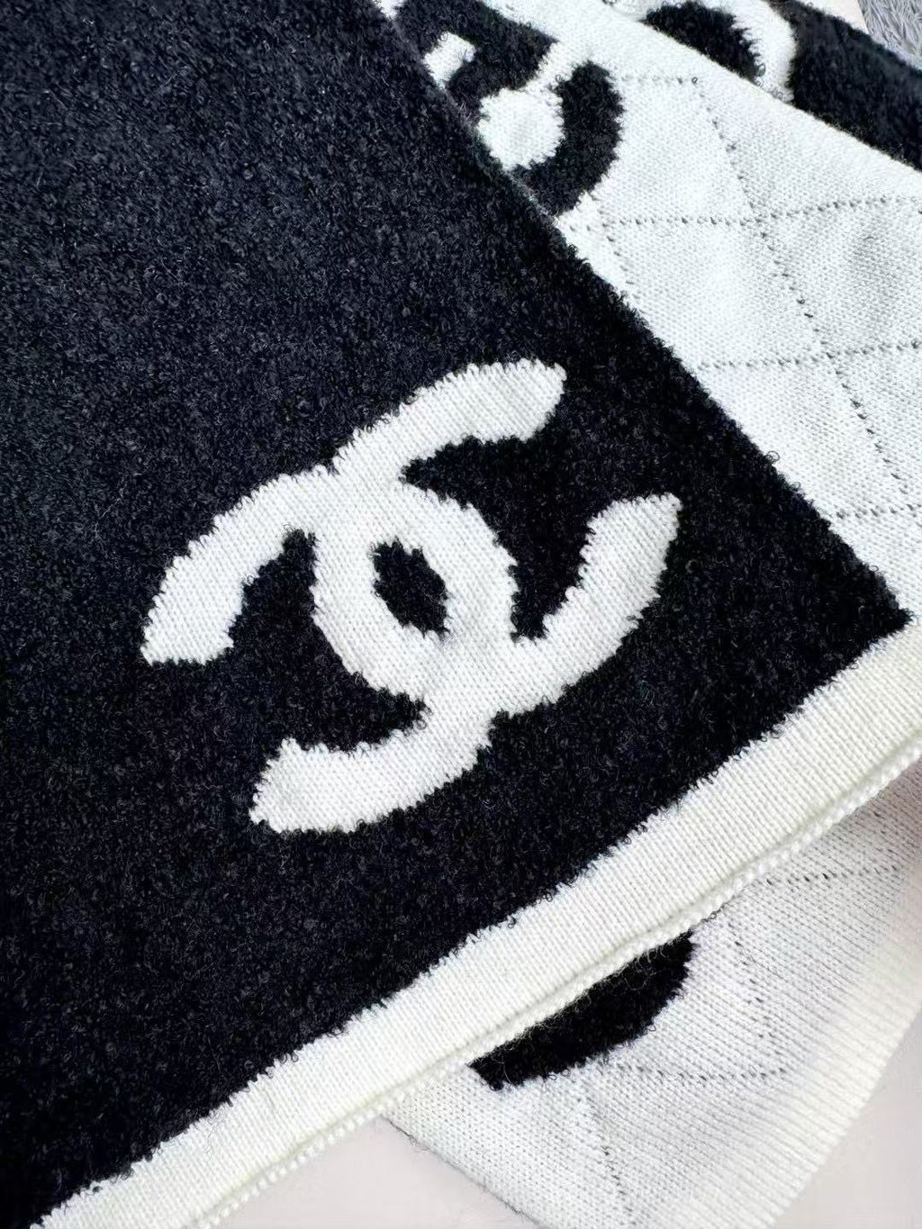 CHANEL 25S SCARF 180 IN CASHMERE 881631
