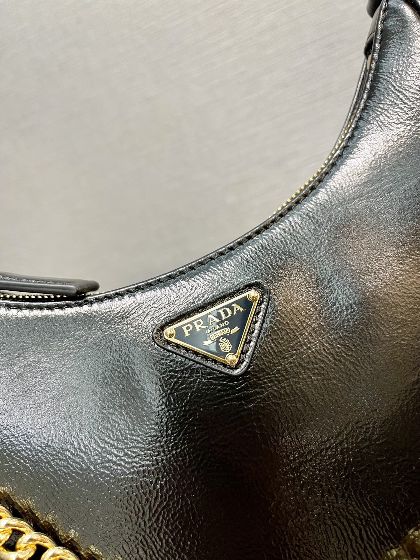 PRADA HOBO BAG 23 IN BLACK PATENT NAPPA LAMBSKIN GOLD HARDWARE