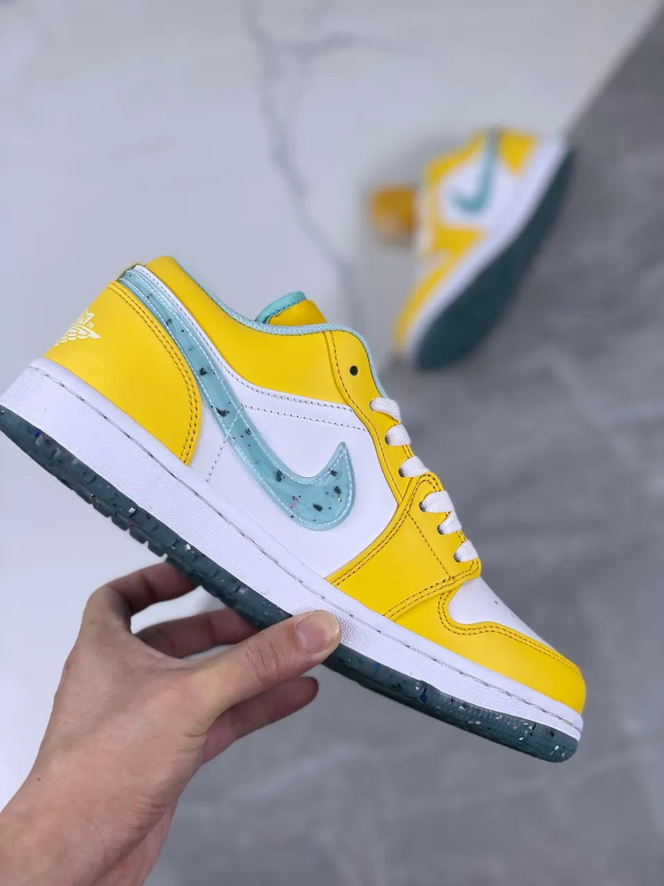 Jordan 1 Low Lemonade - Hình 4