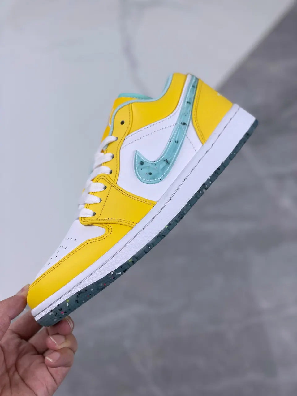 Jordan 1 Low Lemonade - Hình 6