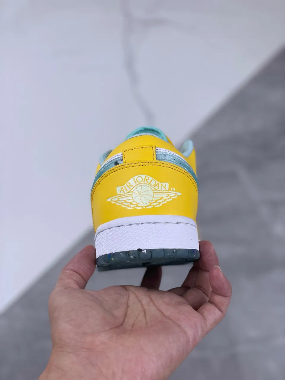 Jordan 1 Low Lemonade - Hình 2