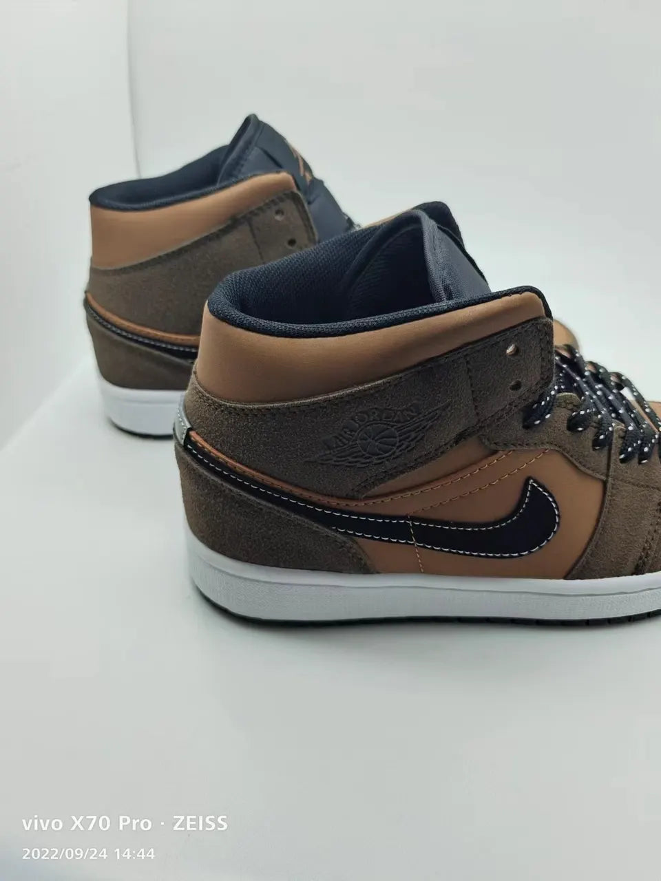 Air Jordan 1 Mid Brown Basalt - Hình 3