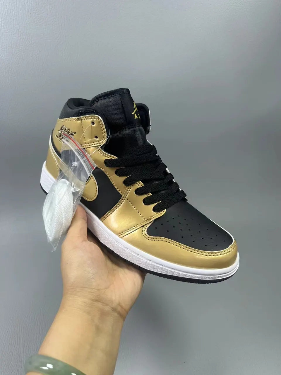 Air Jordan 1 Mid Gold/Black - Hình 4